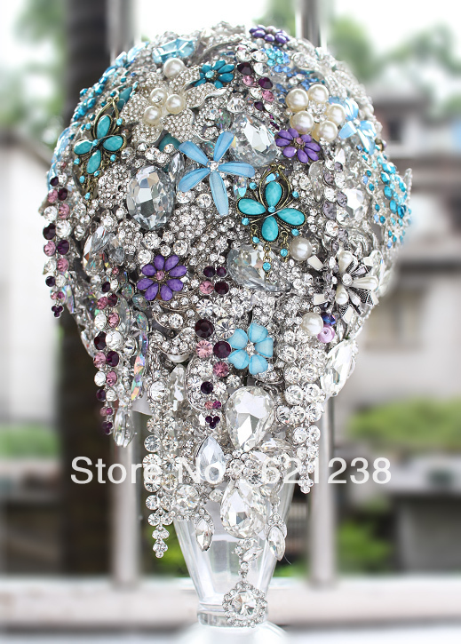 Невестата држи цвеќе виолетово-сина,brooch букет рачно изработени капки teardrop накит букет Свадба декорација
