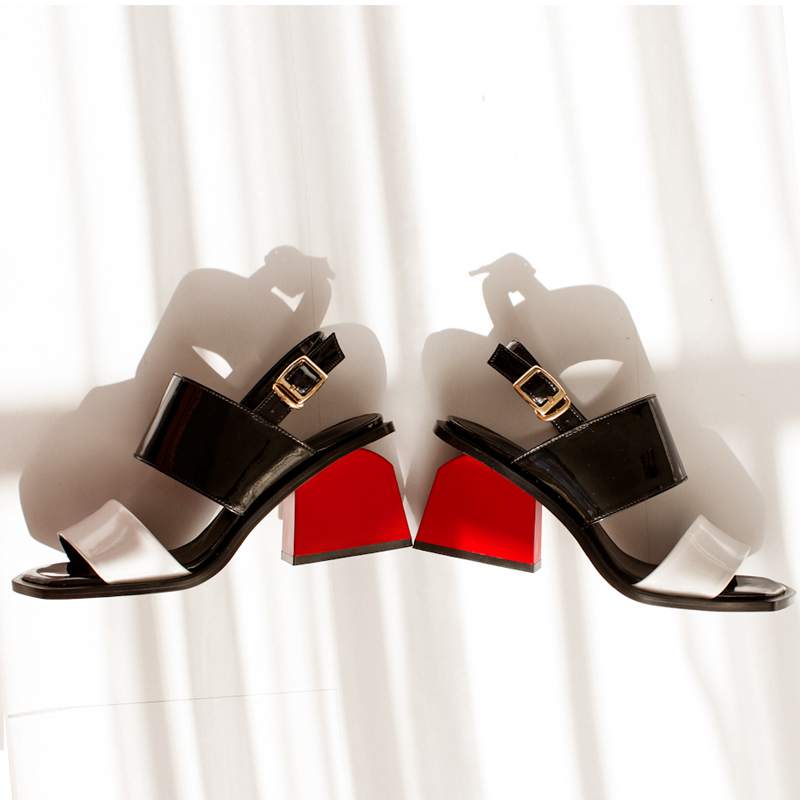 2018 Нова мода патент плоштадот ѕиркаат пети глуждот тока ремени жените сандали црвени високи потпетици мешани бои лето
