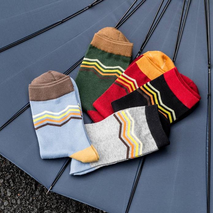 Машки чорапи Британски Стил Мрачно Splice Тебе Боја бренд елита Дише долги памучни чорапи за Среќен мажите промет на големо со чорапи