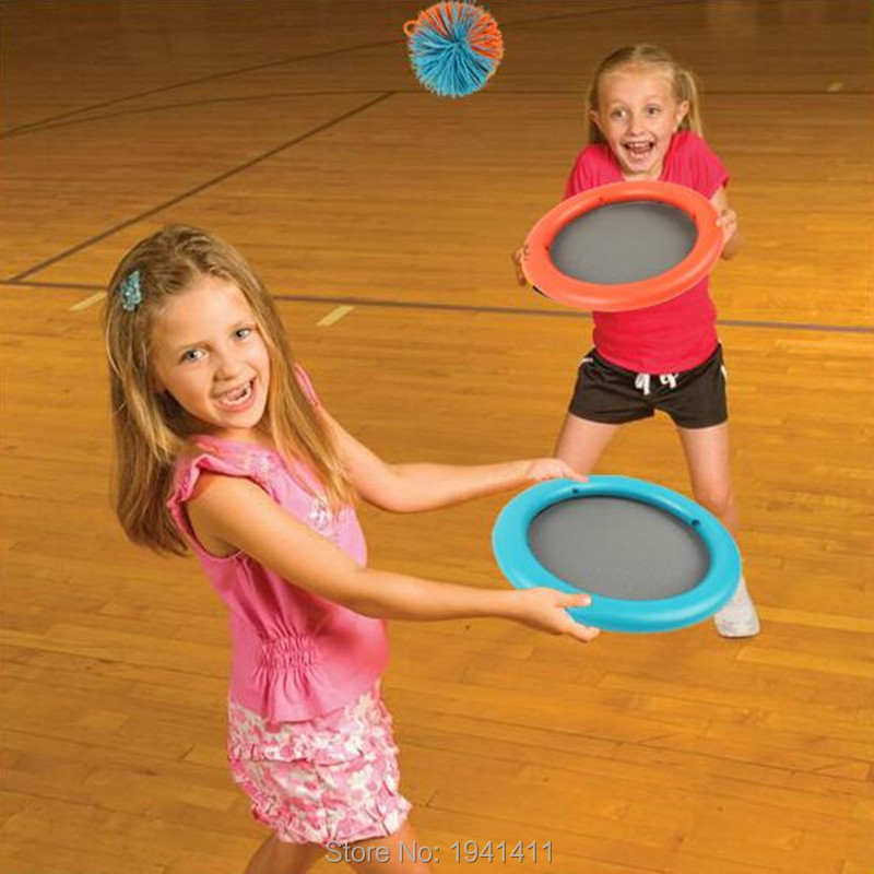 Градинка сензорна интеграција обука родител-дете интерактивни деца се фрли/се фати топката внатрешна/надворешна разноврсна