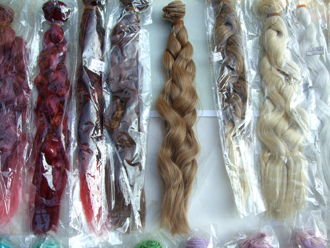 Фабриката wholesales 25cm долга кадрава BJD кукла коса виножито боја брановидна дебели кукла перики