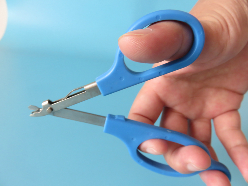 2 парчиња се Отстранат ноктите за постоперативна медицински нерѓосувачки челик за еднократна употреба кожата спојувач шиење ноктите помине clipper