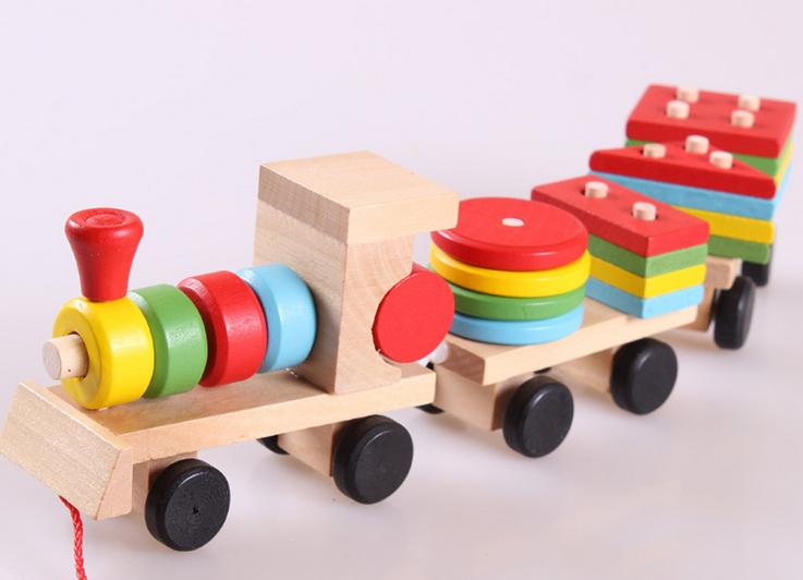Бесплатна испорака фабрика цена детскиот едукативен Три мали возови играчки, дрвени блокови возови, деца Модели Зграда Играчка