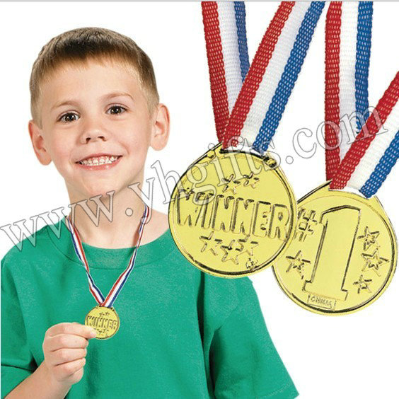 4PCS/МНОГУ.Пластични златен трофеј купот.Сувенири.Деца спортски медал.Добитник на медал.3.7 cm.Отворено игри.Kidsreward.Деца