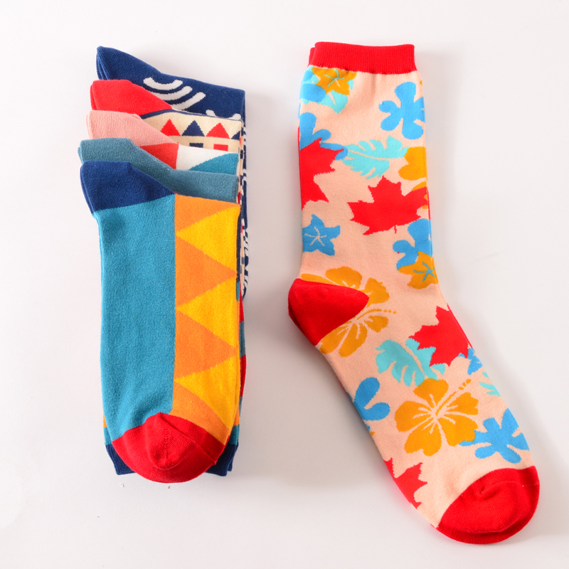EUR40-45 есен зима мода шарени памучни чорапи за мажите, модели на машки чорапи креативни долги чорапи 4pairs/многу