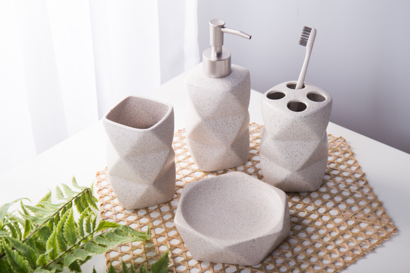 Sandpoint керамика бања 4pcs поставите бања резерви се мијат комплет Невообичаено во облик на купот + лосион шише+ четка носителот+сапун јадење