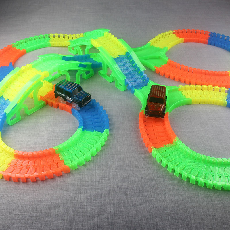 Толку Неверојатно Наведнуваат Флексибилни Крива Слот DIY Патеката Играчка во Собата со свети во Темнината Песна LED светло Тркачки Автомобил Играчки за деца детска