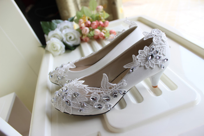 Средината пета бела чипка rhinestones свадба чевли жените рачно изработени плус големини сребро камења плус големини