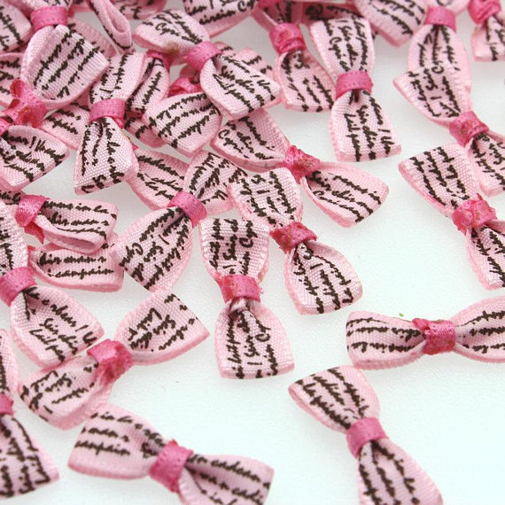 100pcs розова Слатка писмо печатени bowknot мини 26x10mm Лента Лак за облека, украси за коса клипови diy занает додатоци