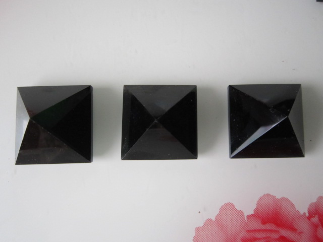 До 2015 природни црна Obsidian кварцен кристал Врежани 40mm Пирамида Врежан Камен Чакра Камења Исцелување Реики pendant