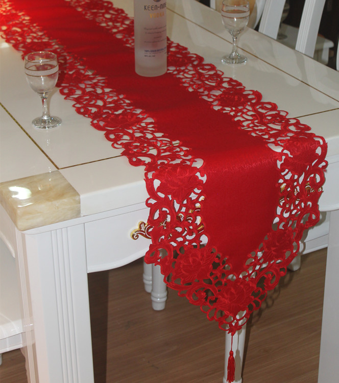 Нови За Божиќ Полиестер Везови Божиќ Маса Тркач Сатен Tablecloth Cutwork со Рака Црвена Маса Знаме Крпа Платно Опфаќа