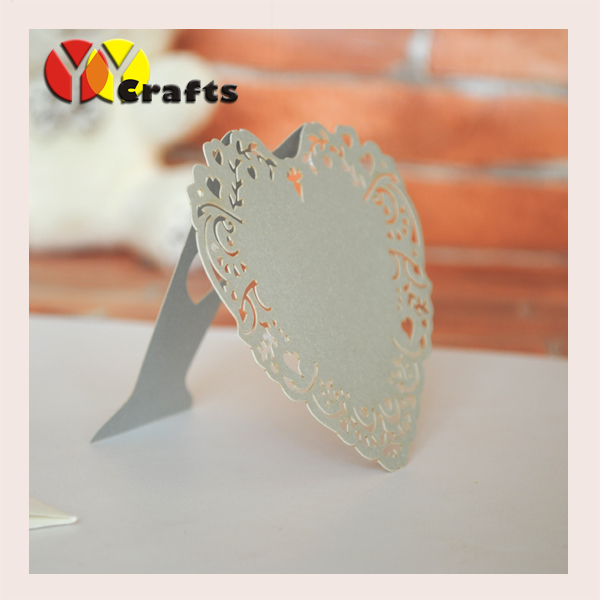 100pcs свадба сувенири ласерски сече сребро хартија срце облик место картичка, табела број на картичката ,седиште картичка