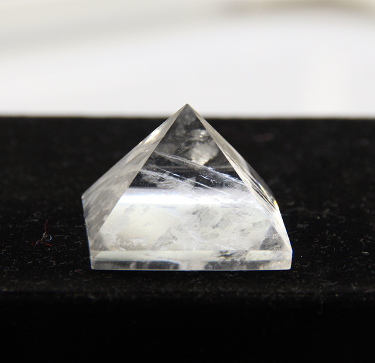 2018 бесплатен превозот 30мм природни јасно бели кварцен кристал Монистра пирамида Чакра Камења Ѓердани Исцелување Реики